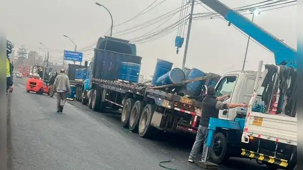 Tráiler que transportaba insumo para monedas del Banco Central de Reserva se incendia en Puente Huánuco