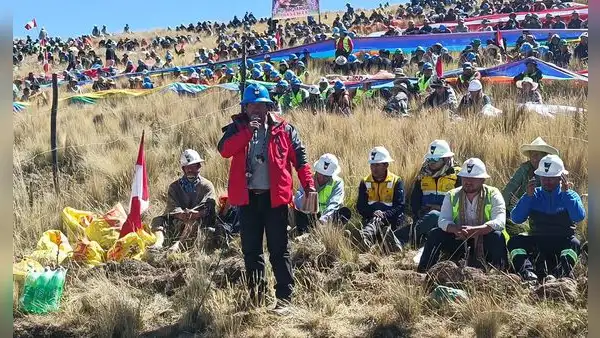 Cusco: 5 mil mineros informales mantienen bloqueo de vía en exigencia de nueva Ley MAPE