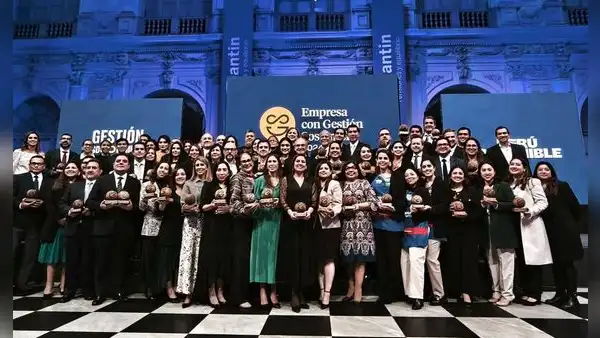 Caja Arequipa recibe Distintivo Empresa con Gestión Sostenible otorgado por Perú Sostenible