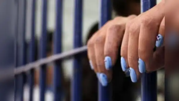 "Escribir para resistir", un libro cartonero creado por mujeres privadas de libertad