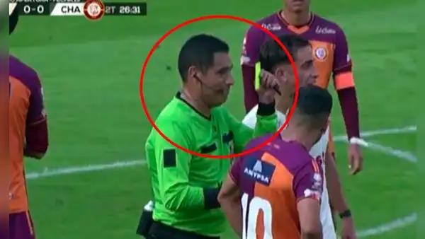 Diego Haro sorprende al 'sacarse' tarjeta amarilla por interrumpir jugada de gol de Universitario contra Los Chankas