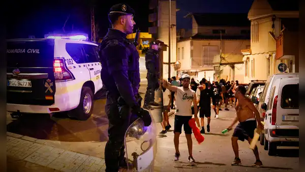 Tensión en Torre Pacheco: 13 detenidos y Vox bajo investigación de Fiscalía por presunta incitación al odio racial en España