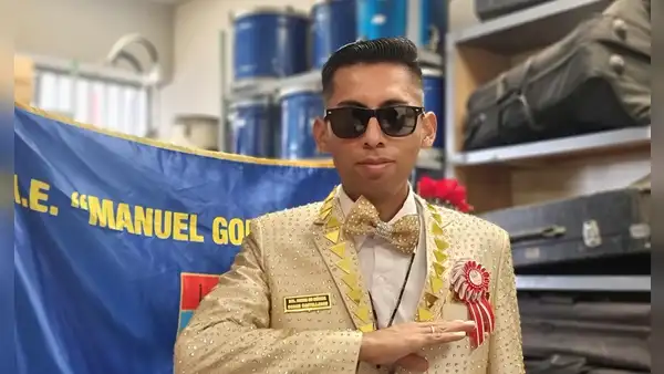 Profesor 'bailarín' vuelve a ganar desfile escolar y conmueve al revelar que tiene cáncer: "Si me iba, me iba haciendo música"