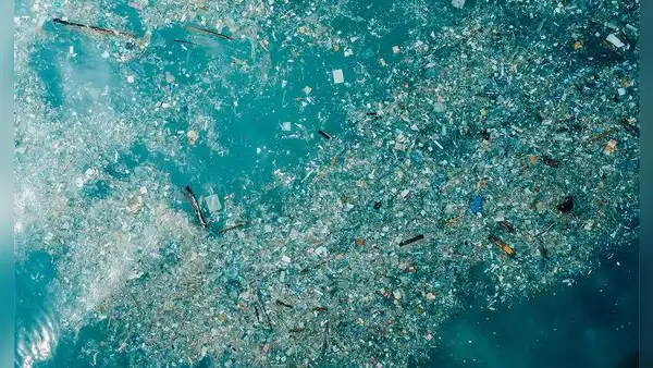Científicos descubren 27 millones de toneladas de nanoplásticos flotando en el Atlántico que nunca podrán limpiarse