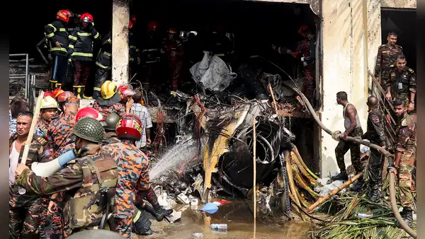Tragedia en Bangladesh: avión militar se estrella contra escuela y deja al menos 19 muertos y 100 heridos