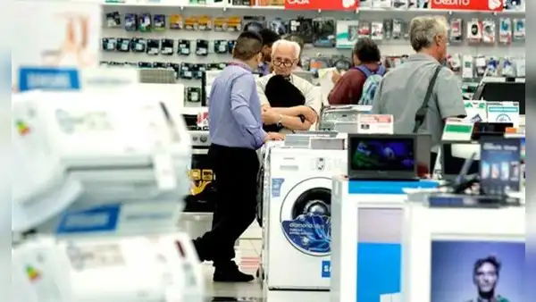 Peruanos se endeudan más con créditos de consumo, pero pagan a tiempo y la morosidad sigue baja