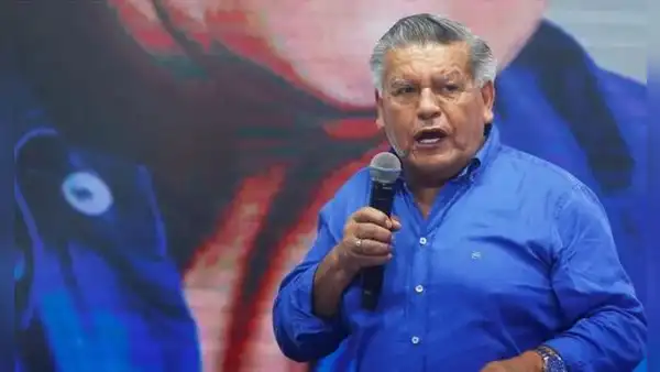 César Acuña ignora investigación por proselitismo indebido y es captado haciendo campaña electoral