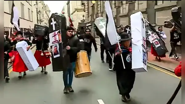 Familiares de víctimas de protestas rompen cerco policial del centro de Lima a horas del mensaje de Dina Boluarte