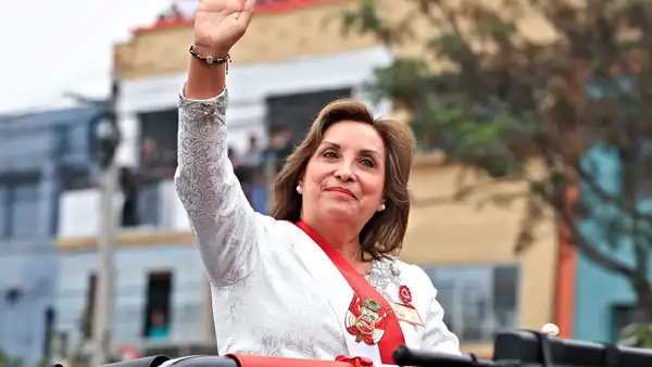 Dina Boluarte es pifiada y recibida con gritos durante su último recorrido en la Parada Militar: "Asesina"