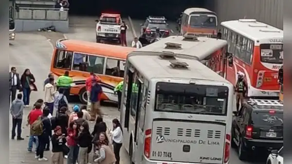 Fatal choque entre bus del Metropolitano y cúster en estación Dos de Mayo: al menos tres fallecidos y varios heridos