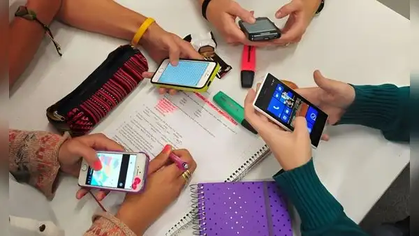Finlandia sorprende al restringir el uso de celulares en escuelas tras caer en el ranking de educación de la OCDE