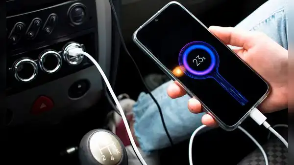 ¿Por qué no debes cargar tu teléfono en el puerto USB del auto? Esto puede ocurrirle a su batería