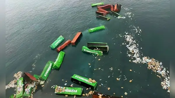 Saqueo y contaminación: lo que dejó la caída de contenedores de un buque taiwanés en el mar del Callao