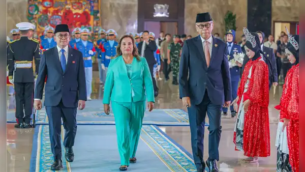 Dina Boluarte llegó a Indonesia en medio de crisis de inseguridad ciudadana en el Perú