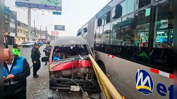 Combi pierde el control en Independencia y choca contra barandas del Metropolitano: dos jóvenes heridos