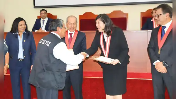 Corte Superior de Justicia de Moquegua entrega equipos de cómputo a Juzgados de Paz No Letrados y reconoce labor destacada de jueces