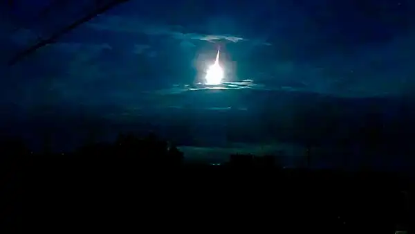 Un meteorito en forma de gigantesca bola de fuego cruzó Japón iluminando el cielo nocturno
