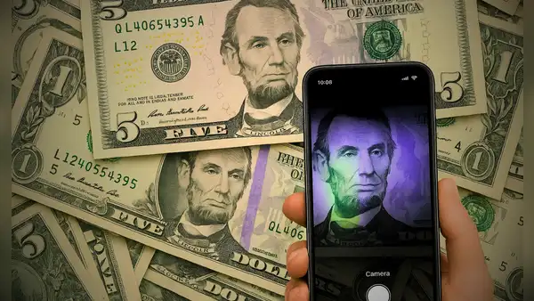 La técnica infalible que puedes usar con la cámara del celular para detectar billetes falsos en 2025