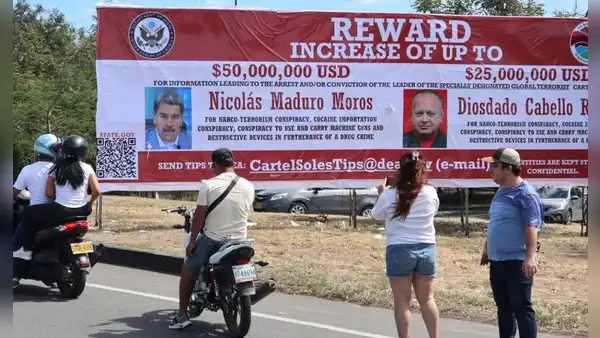 Aparece gigantesco cartel con anuncio de recompensa de US$50 millones por Nicolás Maduro en frontera de Venezuela y Colombia
