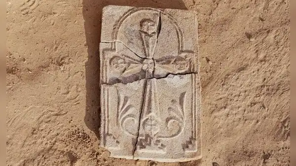 Arqueólogos descubren una cruz cristiana en Abu Dabi que revelan que unas casas de hace 1.400 años eran habitadas por cristianos