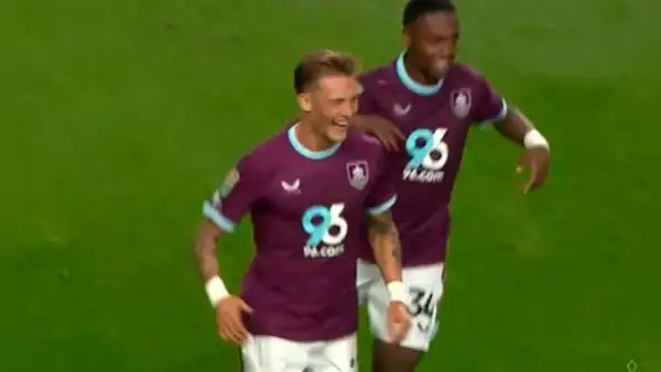 Oliver Sonne marcó golazo agónico con el Burnley: peruano le dio la clasificación a su equipo en la Carabao Cup de Inglaterra