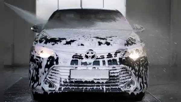 Los 10 errores más frecuentes al lavar tu auto y las claves para cuidarle la pintura