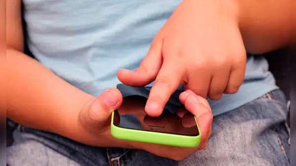 Tener un celular antes de los 13 años afecta la salud mental y nos haría más agresivos, según estudio