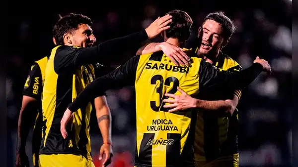 Peñarol goleó a Río Negro por la Copa AUF Uruguay 2025 y clasificó a octavos de final