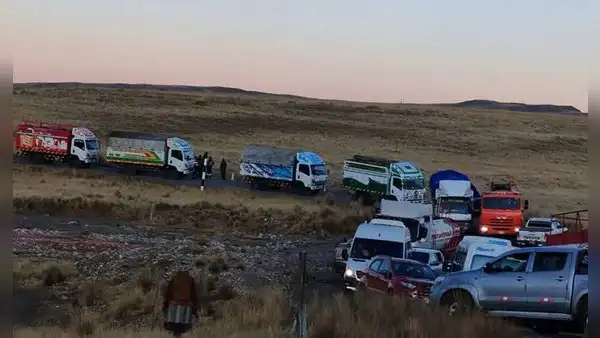 Puno: encapuchados detienen 20 vehículos, asaltan a 50 pasajeros y fugan a Bolivia