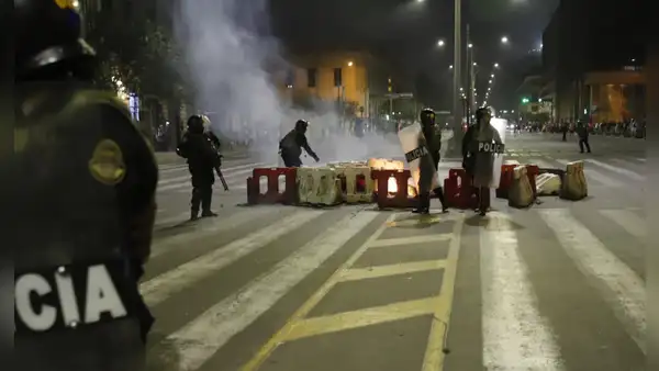 PNP dispara perdigones contra manifestantes en la avenida Abancay: ciudadanos avanzan por la Fiscalía