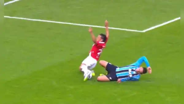 Erick Noriega ocasionó penal en clásico Gremio vs Inter de Porto Alegre: se barrió en el área y su rival se tiró a la 'piscina'