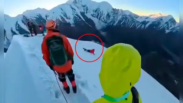 Alpinista chino muere al quitarse el arnés para una selfie en el monte Nama y caer 200 metros: todo quedó en video