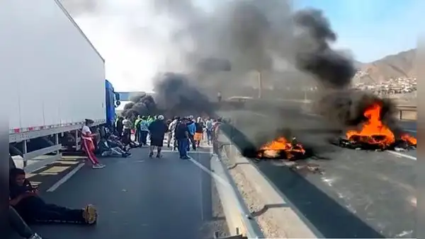 Pescadores bloquean tramo de la Panamericana Sur en Pucusana: queman llantas e impiden el tránsito vehicular