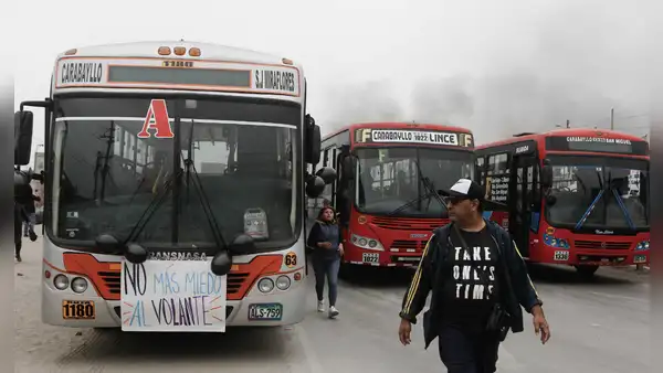 Caravanas de buses de La 50, El Rápido y Lipetsa toman las calles contra la extorsión y se dirigen hacia el Centro de Lima