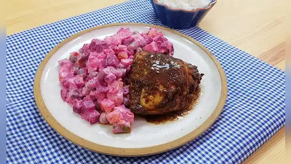Menú del día: Esta es la forma más práctica de preparar pollo al horno con ensalada rusa en casa