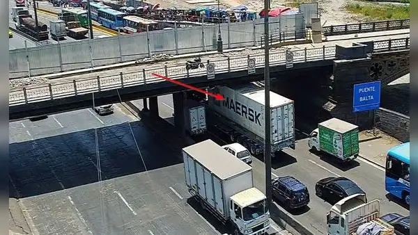 Cierran Vía de Evitamiento: camión quedó atorado debajo del puente Balta con sentido al sur