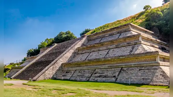 La pirámide más grande del mundo está en América Latina y no es Perú: su tamaño equivale a 9 piscinas olímpicas