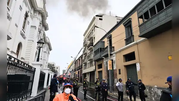 Fuerte incendio en Centro de Lima consume almacén cerca al Congreso de la República: cuatro bomberos afectados por siniestro código 3