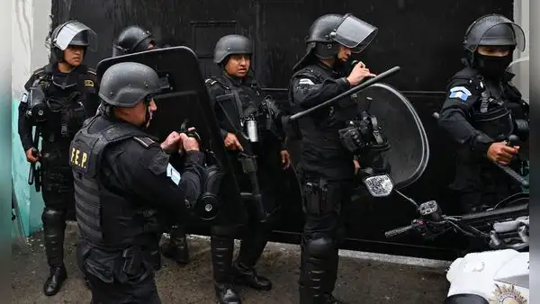 Guatemala: detienen a 23 policías por presunta cooperación en fuga de cabecillas de pandilla Barrio 18