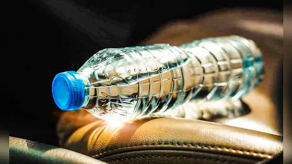 Estudio científico advierte que ingerimos 90.000 microplásticos en nuestro organismo al tomar agua embotellada