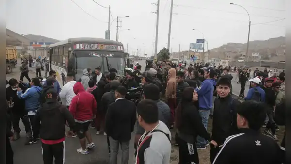 Transportistas acatan paro en Callao EN VIVO: enfrentamientos, pocos buses y bloqueo de av. Néstor Gambetta tras asesinato de conductor
