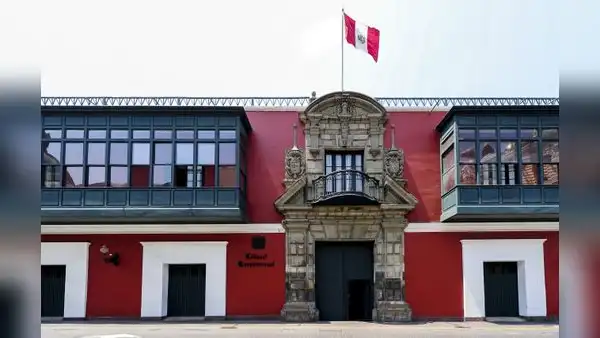 Sala Constitucional del Poder Judicial se rebela contra el Tribunal Constitucional y el JNE