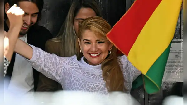 Excarcelan a la expresidenta boliviana Jeanine Áñez tras la anulación de su condena por intento de golpe de Estado