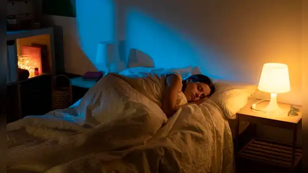 Estudio revela que dormir con las luces encendidas aumenta en más del 50% los riesgos de sufrir una insuficiencia cardíaca