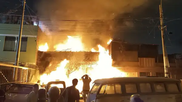 Incendio de gran magnitud consume vivienda en el Rímac: varias unidades de bomberos se encuentran en el lugar