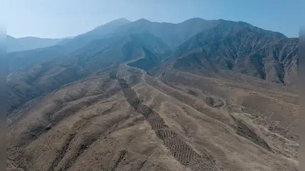Arqueólogos resolvieron el enigma de unos 5.200 agujeros misteriosos alineados en lo alto de los Andes de Perú