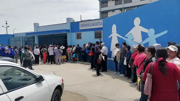 Crisis en EsSalud: expertos y pacientes alertan sistema al borde del colapso mientras miles siguen esperando atención