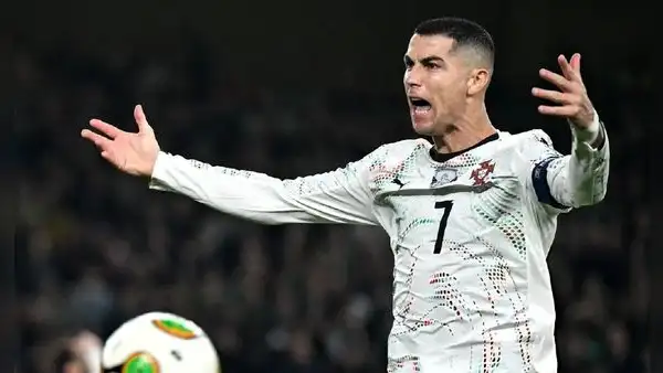 Cristiano Ronaldo fue expulsado por meter un codazo y Portugal cayó 2-0 ante Irlanda por lo que aún no asegura su pase al Mundial.