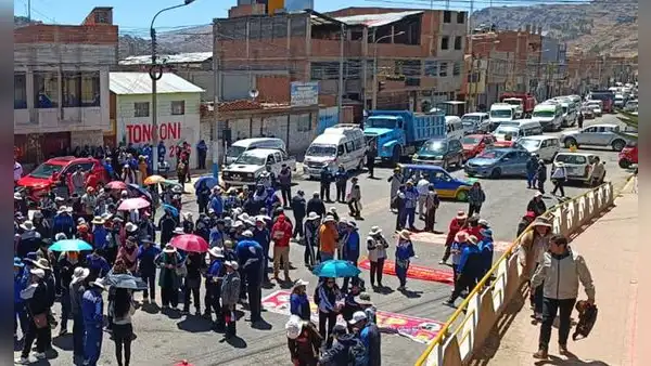 Puno: profesores bloquean el transporte en paro de 24 horas contra el gobierno de José Jerí