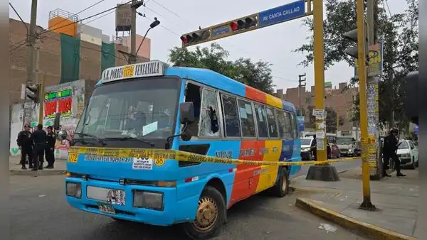 Atacan a balazos cúster en avenida Pacasmayo: chofer se lanzó del vehículo para resguardarse
